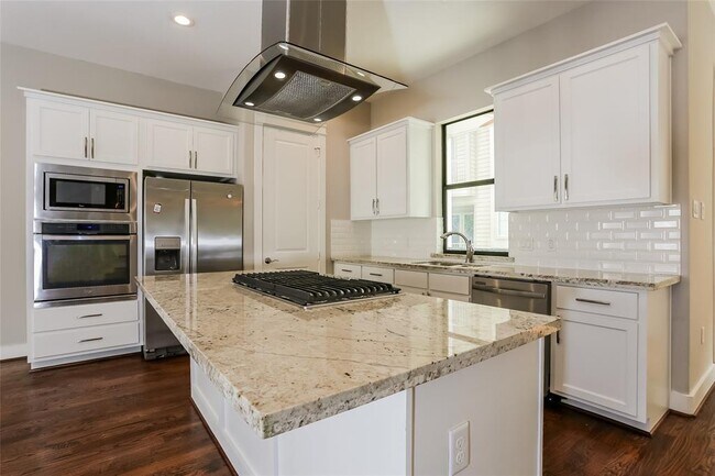 Building Photo - 606 W 28th St