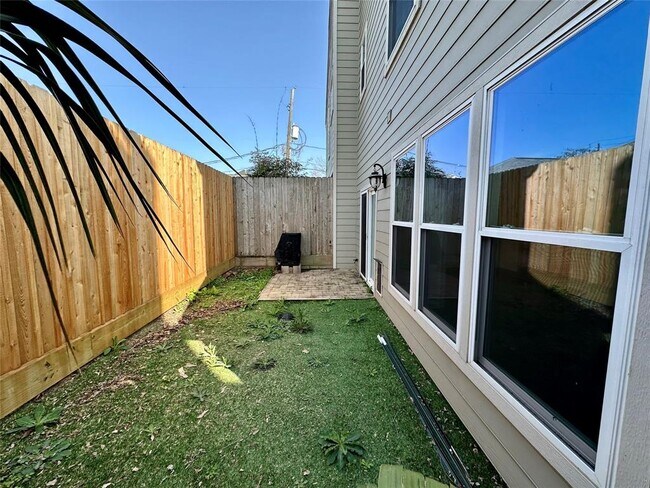 Building Photo - 2710 N Sabine St