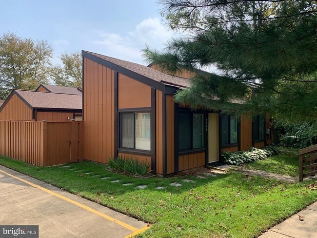 Building Photo - 9044 Arlington Blvd