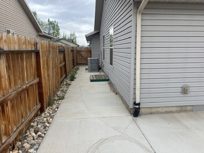 Building Photo - 3 Bed, 2 Bath, # Car Garage Home!