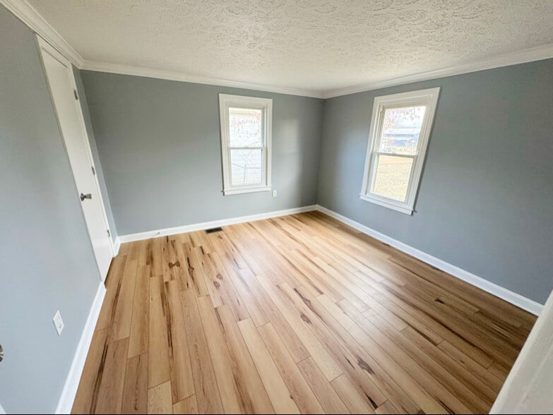 Building Photo - 2866 W Blue Lick Rd