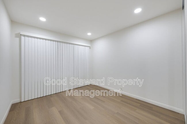 Building Photo - 5111 Roxborough Dr