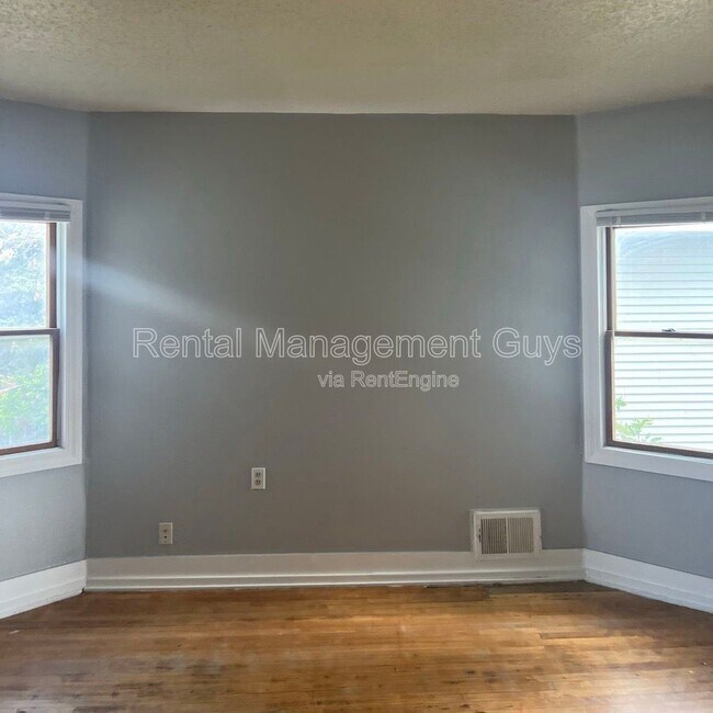 Building Photo - 2110 Fremont Ave N