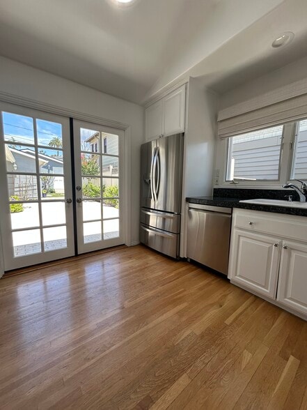 Kitchen - 5537 Bellevue Ave