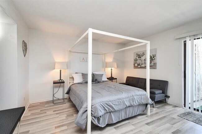 Building Photo - 2820 S Bartell Dr