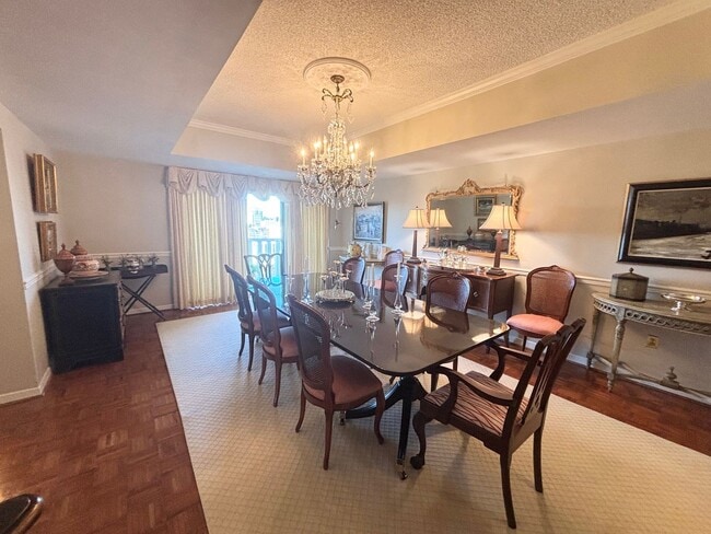 Building Photo - Luxury Living at its Finest!