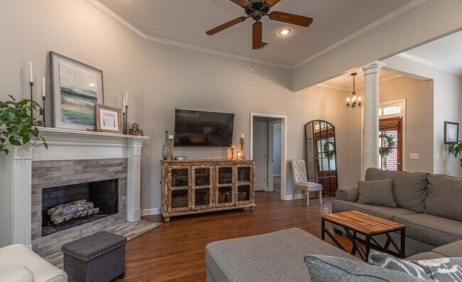 Building Photo - Welcome to Serenity at its finest!!