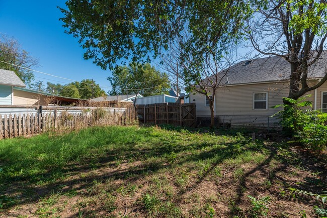 Building Photo - Charming 2 Bed 1 Bath - 2 weeks FREE!