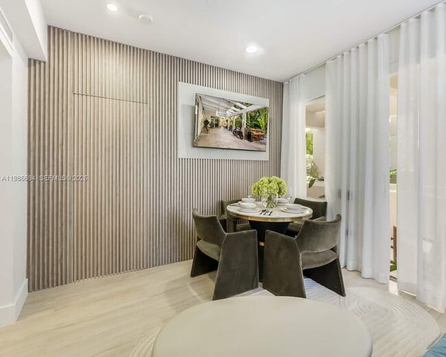 Building Photo - 100 Collins Ave