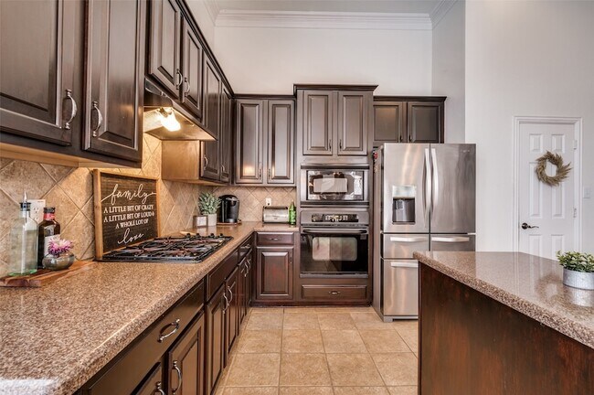 Building Photo - 3523 Lincoln Dr