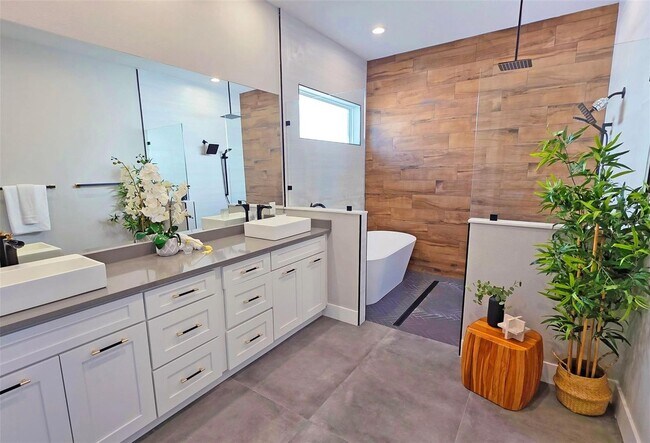 Building Photo - Bold Contemporary Sarasota Luxury Home. 4 Beds/ 4 Baths. Private Pool and Summer Grill.