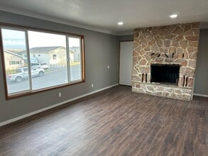Building Photo - Newly remodeled duplex