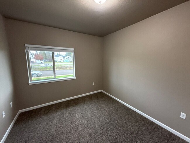 Building Photo - 4261 Hawthorne Ave NE