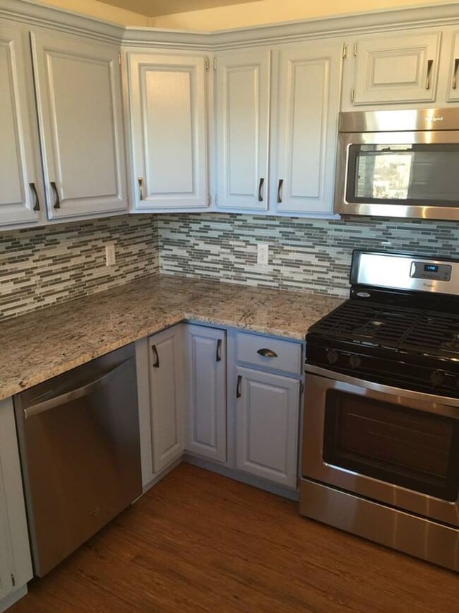 Building Photo - Beautiful South Side Renovation -- Conveni...