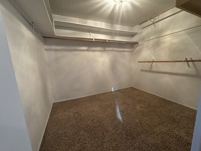 Building Photo - 1855 King Edward Dr