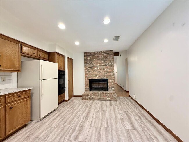 Building Photo - 3900 Knollwood Dr