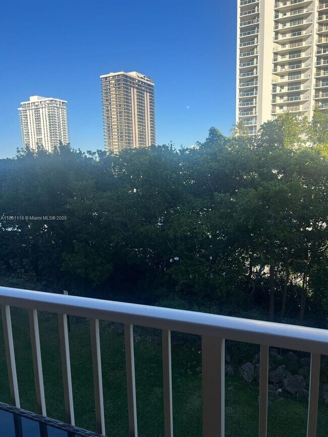 Building Photo - 19601 E Country Club Dr