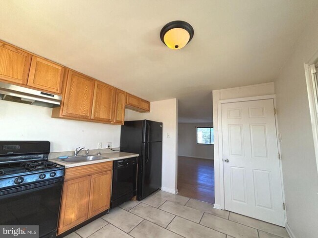 Building Photo - 819 Creek Rd