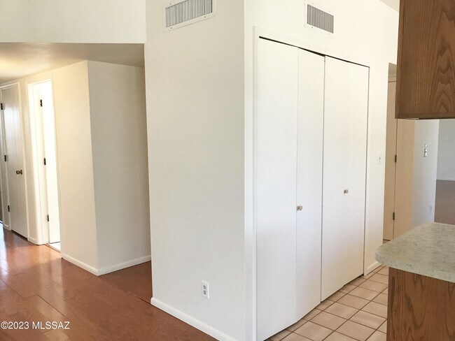 Building Photo - 7800 N Nicole Pl