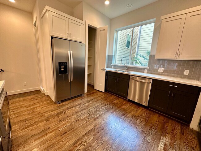 Building Photo - For Lease | 3 Bed, 2 Bath | 2,139 Sq Ft | Greater Heights |