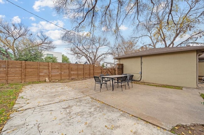 Building Photo - 912 Mansell Ave