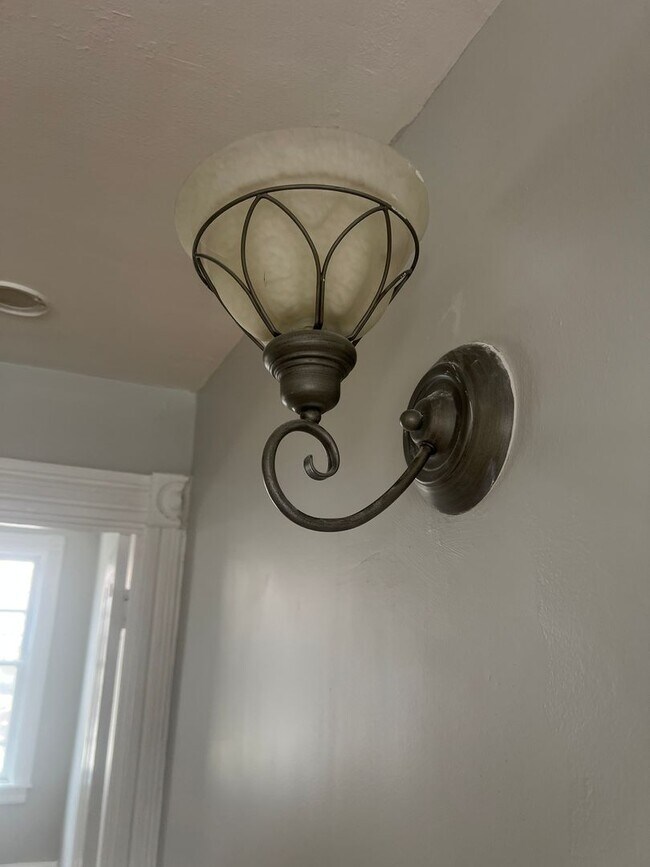 Building Photo - Spacious & Stylish 2-Bedroom Apartment with Modern Amenities – Ideal Location!