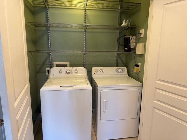 Building Photo - Available Now! 2 Bed/2 Bath in The Woodlands!