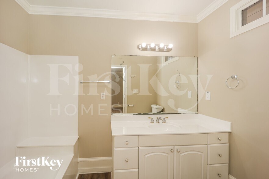 Building Photo - 1042 Victory Dr SW