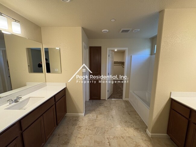 Building Photo - Spacious 4bd/2ba House - Gated Community