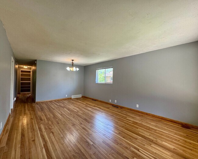 Building Photo - 3 Bedroom Home Walking distance to Sloan L...