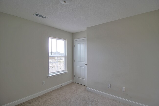 Building Photo - 180 Mcclelland Lp NE