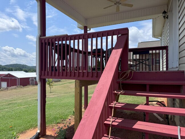 Building Photo - Single Level Home with a Great yard