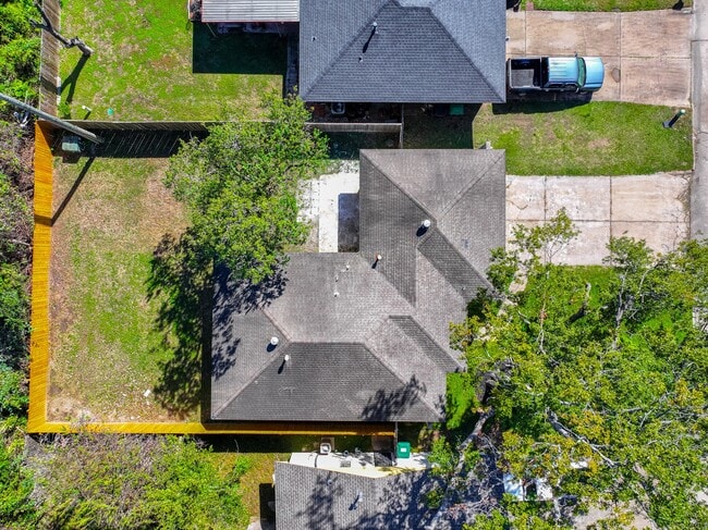 Building Photo - 10126 Pine Moss Dr