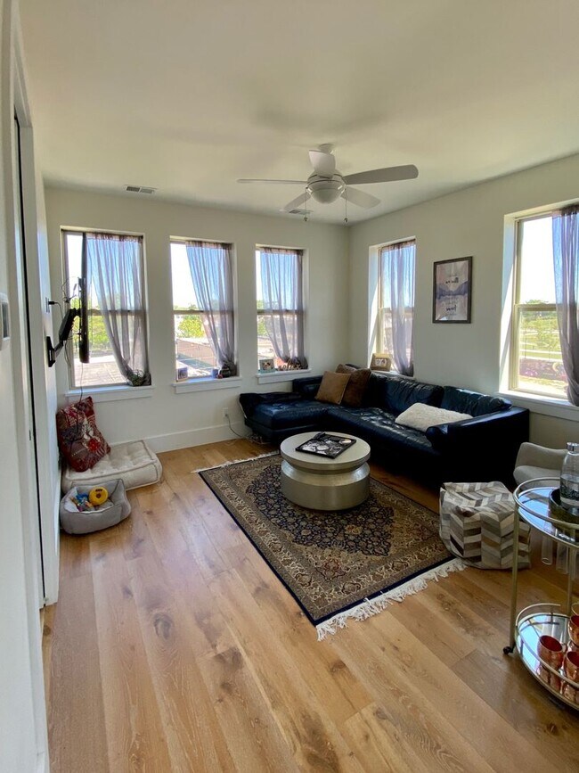 Building Photo - Luxury 5 Bedroom Townhouse