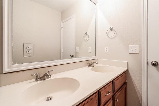 Building Photo - 1125 Oak Creek Dr