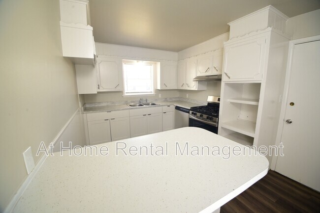 Building Photo - 10219 E 7th St