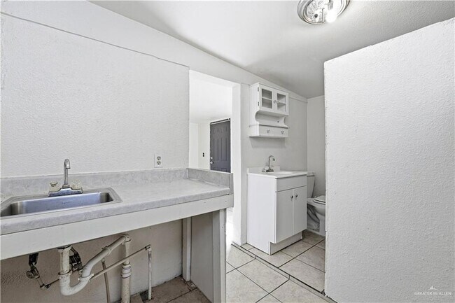 Building Photo - 8516 Hendrix Ave