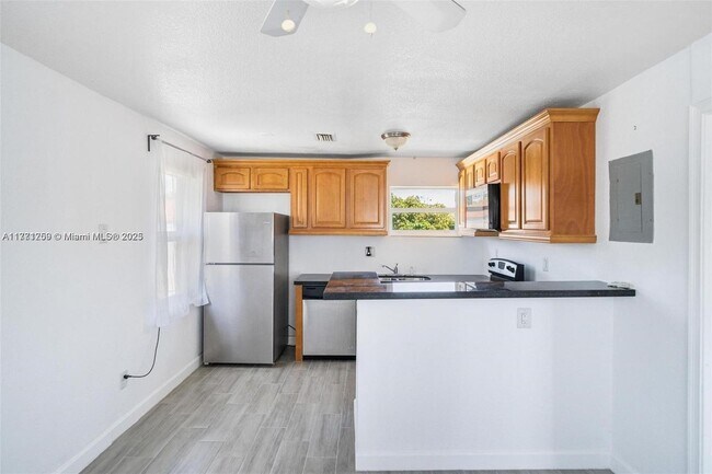 Primary Photo - 6221 NW Miami Ct