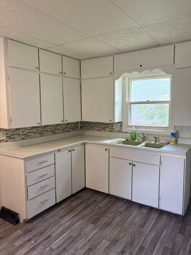 Building Photo - SPACIOUS 4 BEDROOM HOME READY TO WELCOME YOU