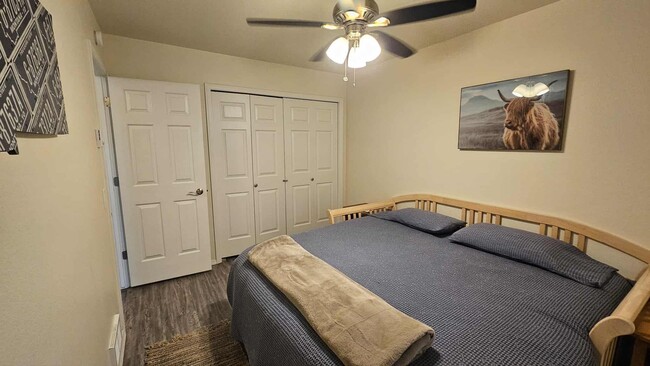 Building Photo - Fully Furnished Condo on Lake - This can b...