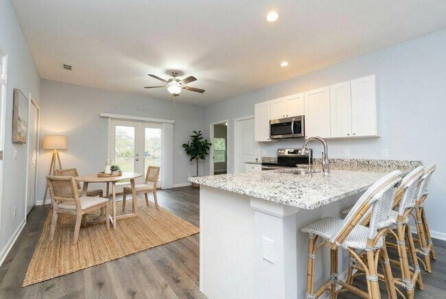 Building Photo - 679 Coral Cir