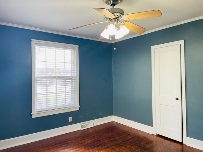 Building Photo - 2 Bedroom, 1 Bathroom in Olympia - Available Now!