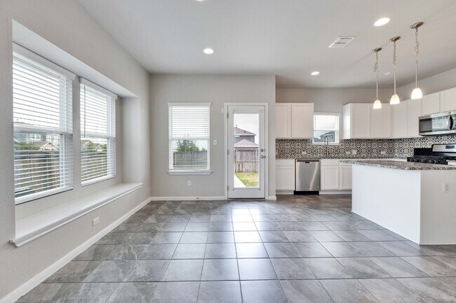 Building Photo - 3 Bedroom Home on Corner Lot - One Month FREE