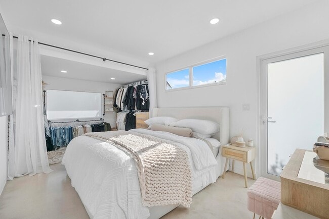 Building Photo - 101 SE 13th St