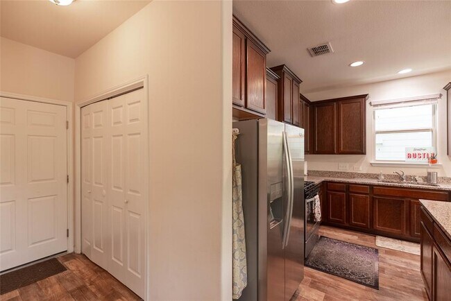Building Photo - 415 Eagle Brook Ln