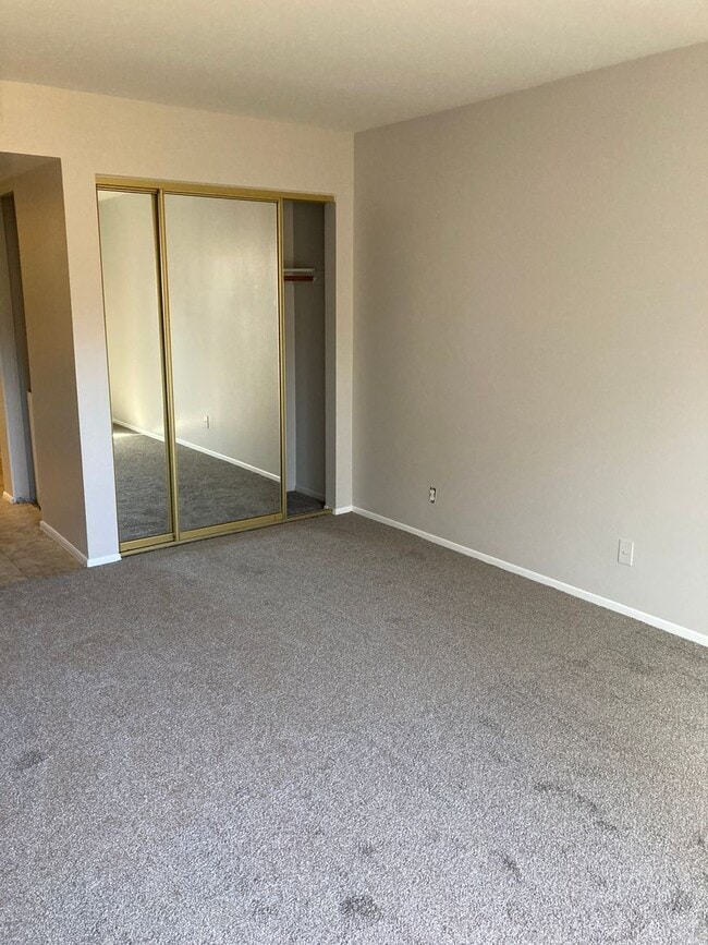 Building Photo - 3 bedroom condo in Village of Oak Creek