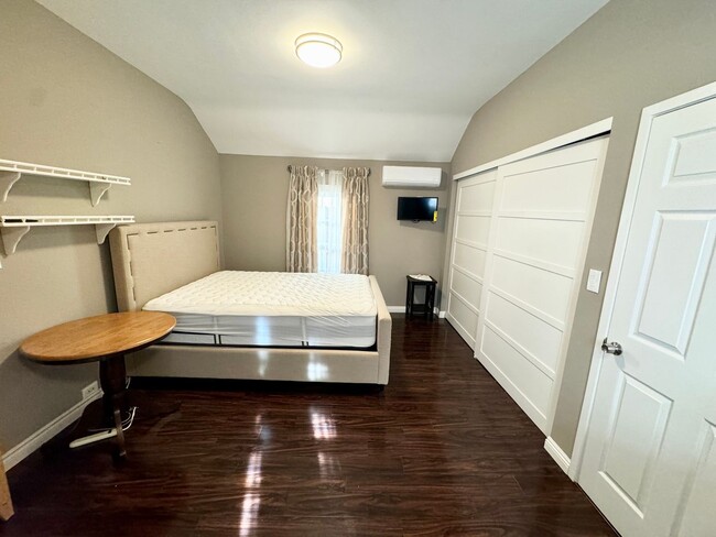 Building Photo - ***Updated 1 bed 1 bath ADU with washer/dryer***