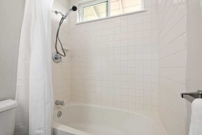 Building Photo - Welcome to this bright and inviting 3 bedroom