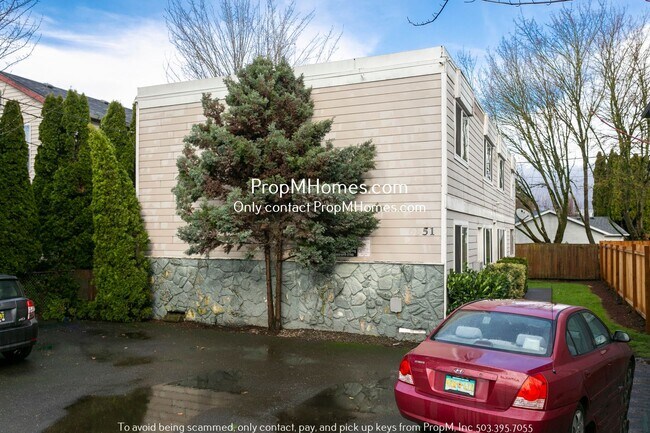 Building Photo - Spacious Apartment In St. Johns Neighborhood!