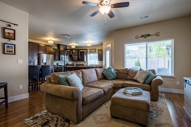 Building Photo - 395 Live Oak Loop